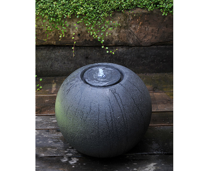 Una fuente minimalista para el jardín o el patio 